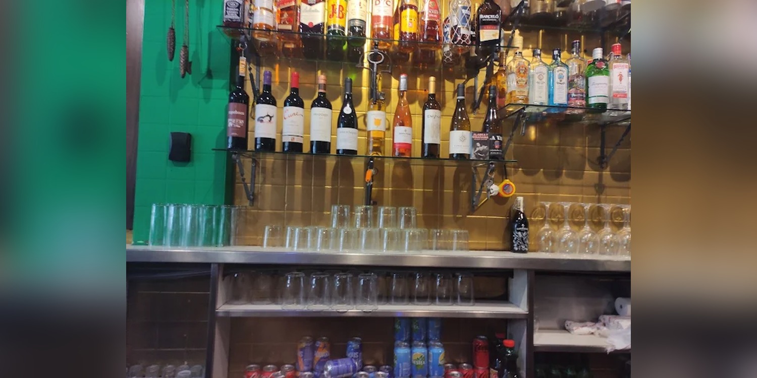 Barra con botellas y grifos