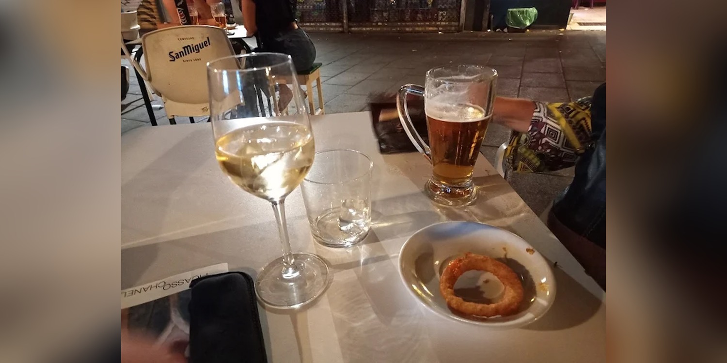 Ambiente con bebidas y aperitivo